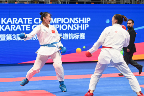 中国选手龚莉（左）与哈萨克斯坦选手阿塞尔·卡奈在比赛中