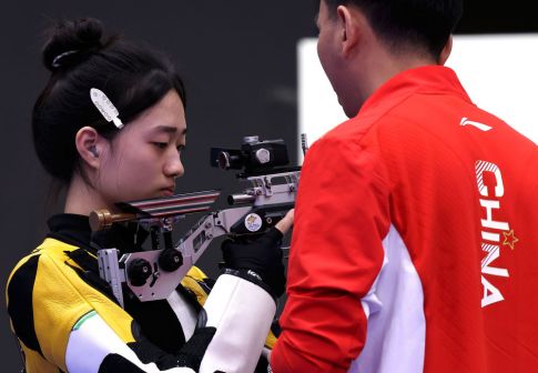 中国选手黄雨婷（左）在比赛中
