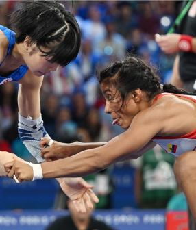 日本选手藤波朱理（左）和厄瓜多尔选手耶佩斯·古兹曼在比赛中
