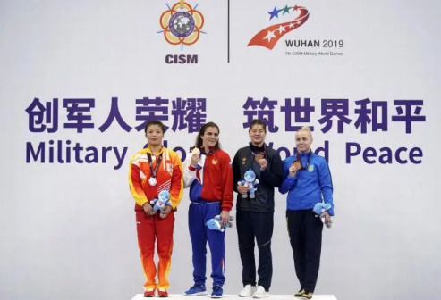 第七届世界军人运动会决赛颁奖仪式，王娟（左一）获亚军