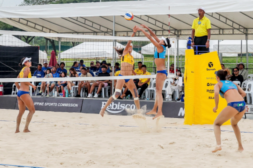 王婧哲（左二）/夏欣怡（左一）与薛晨（右二）/曾津津在比赛中