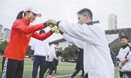 江伊婷（左）和学生们进行拓展训练