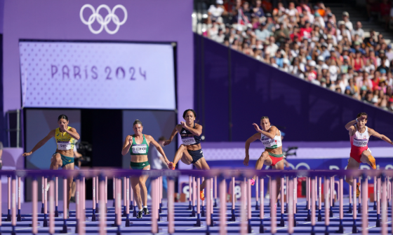 英国选手约翰逊-汤普森（中）在女子七项全能100米栏比赛中