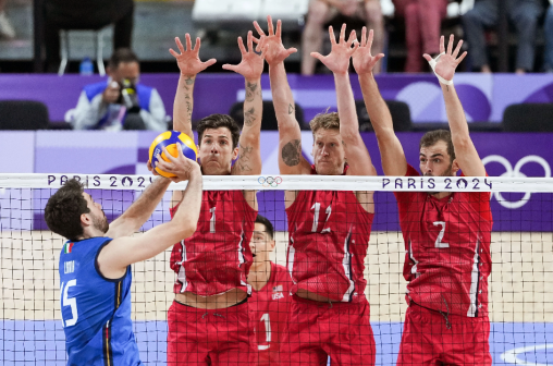 美国队拉塞尔（右一）、霍尔特（右二）和安德森（右三）在比赛中