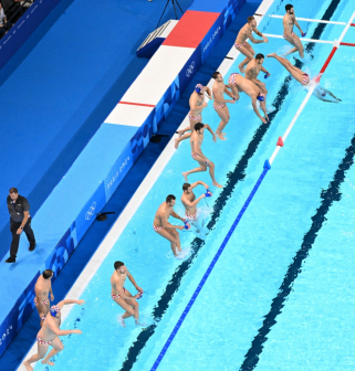 克罗地亚队球员在比赛前入水