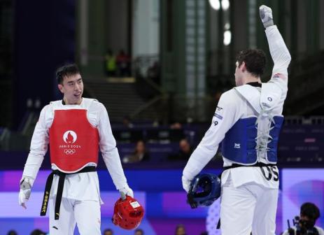 中国选手宋兆祥（左）与美国选手希利在比赛中