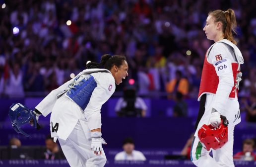 法国选手劳琳·奥尔西娅（左）庆祝夺冠