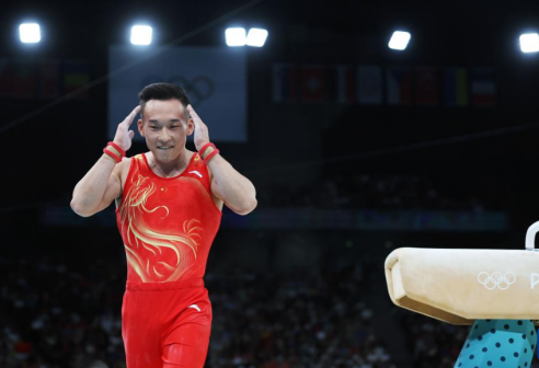 中国队选手肖若腾在鞍马比赛后