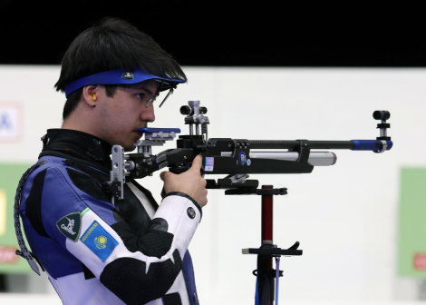 哈萨克斯坦选手伊斯兰·萨特帕耶夫在比赛中