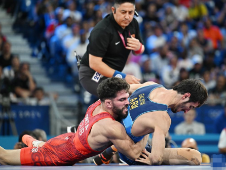 古巴选手奥尔塔·桑切斯（左）和亚美尼亚选手加尔斯强在比赛中