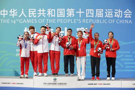 中华人民共和国第十四届运动会摔跤比赛王娟（右三）获得铜牌