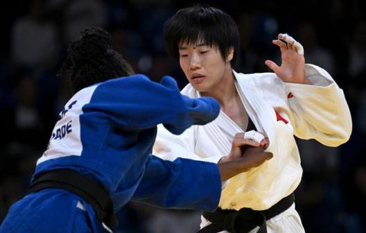 郭宗英（右）在比赛中