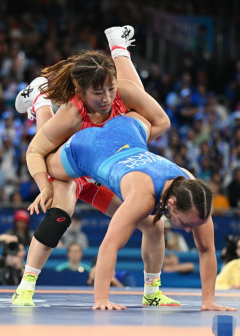 日本选手须崎优衣（左）和乌克兰选手利瓦奇在比赛中