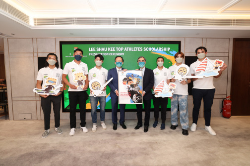祥杰（右一）获颁「香港大学李兆基顶尖运动员奖学金」