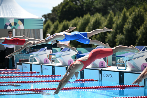 中国选手张明煜（右二）在游泳比赛中