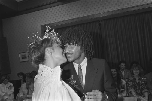 与第一任妻子伊沃内