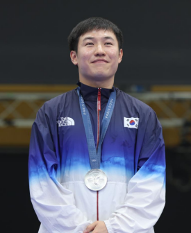 亚军韩国选手赵永宰在颁奖仪式上