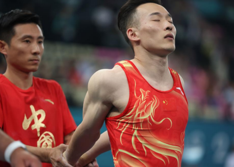 中国选手肖若腾（右）在比赛间隙