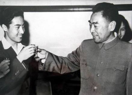 周恩来祝贺中国乒乓球队获世界冠军