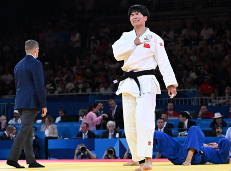 中国选手马振昭（中）庆祝比赛获胜