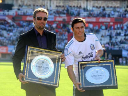 萨内蒂和巴蒂一起接受阿根廷足协表彰 