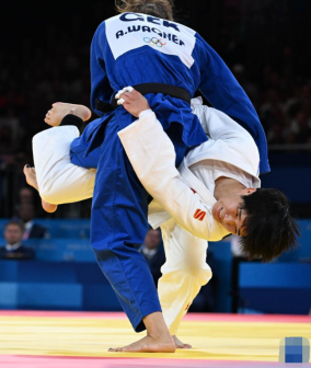 中国选手马振昭（下）与德国选手安娜-玛利亚·瓦格纳在比赛中