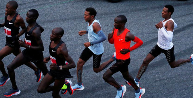 基普乔格（红衣者）在“耐克破两小时计划”马拉松挑战中奔跑