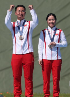 季军中国选手吕健林（左）、江伊婷在颁奖仪式上