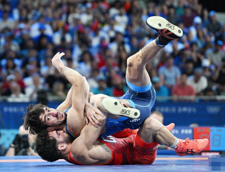 古巴选手奥尔塔·桑切斯（下）和亚美尼亚选手加尔斯强在比赛中