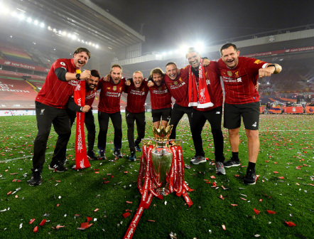 教练团队庆祝英超夺冠