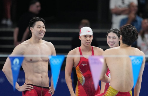亚军中国队覃海洋、杨浚瑄、张雨霏、徐嘉余（从左至右）在比赛后