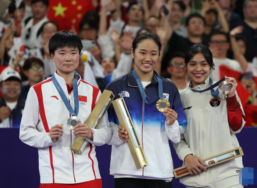 8月5日，季军印度尼西亚选手玛丽斯卡（右）在颁奖仪式上