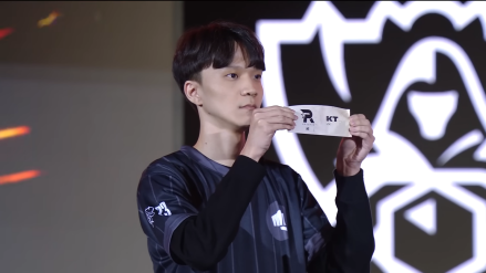 瑞士轮次轮抽签嘉宾的扑克脸搭配抽签结果让观众印象深刻