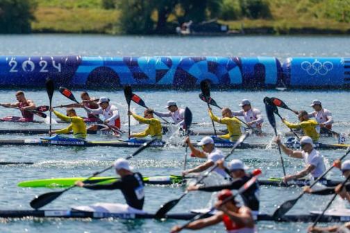 选手在皮划艇静水男子双人皮艇500米四分之一决赛中