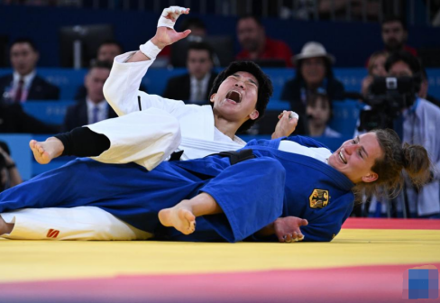 中国选手马振昭（上）与德国选手安娜-玛利亚·瓦格纳在比赛中