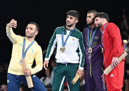 8月8日，亚军乌克兰选手纳西博夫（左一）在颁奖仪式上合影