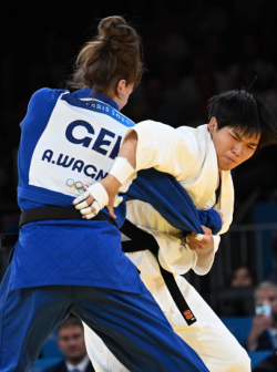 ，中国选手马振昭（右）与德国选手安娜-玛利亚·瓦格纳在比赛中