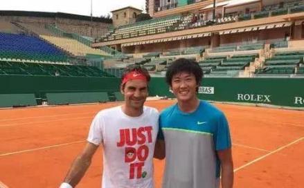 张之臻与偶像费德勒训练