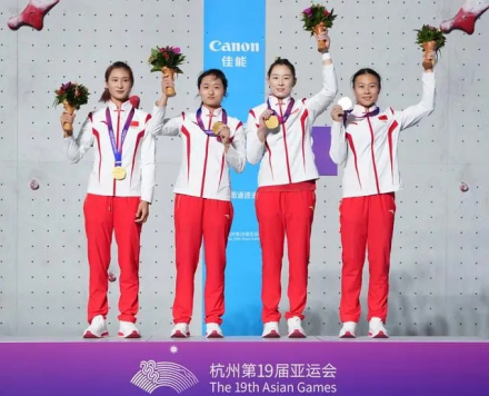 在杭州第19届亚运会攀岩项目女子团体速度接力决赛中夺冠