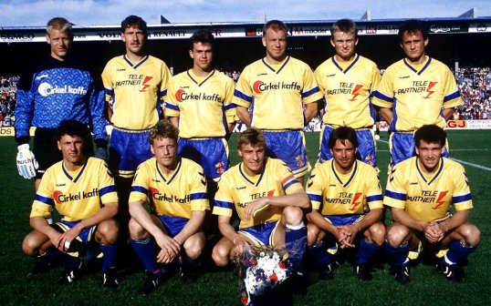 彼得·舒梅切尔（右一）