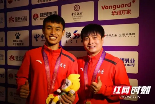 陕西全运会夺冠后，龙金宝（左）与自己的教练徐培芳（右）合影
