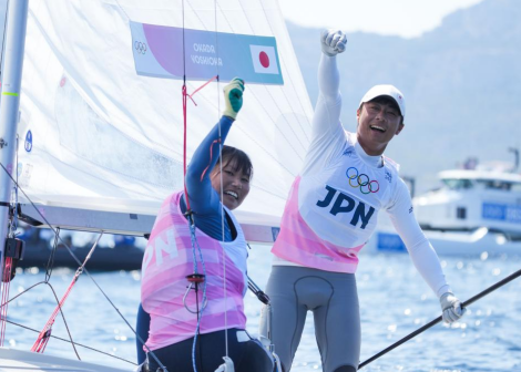 日本组合冈田奎树（右）/吉冈美帆在奖牌轮后庆祝