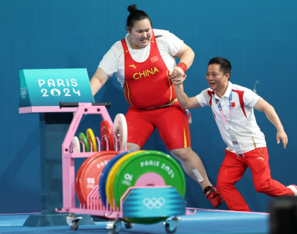 中国选手李雯雯（左）与教练吴美锦庆祝夺冠