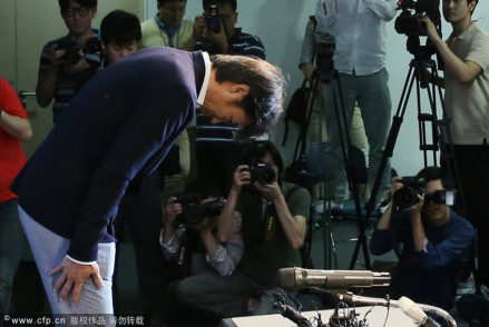 洪明甫在发布会上向韩国球迷鞠躬道歉