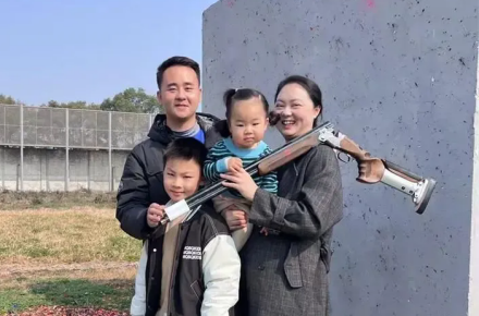 吕健林和姐姐合影