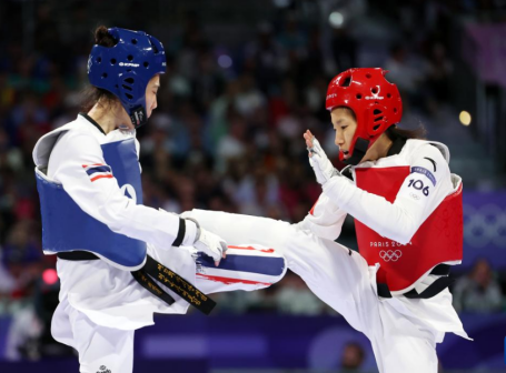 郭清（右）和巴尼巴·翁巴达那吉在比赛中