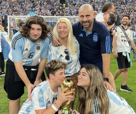 2022年卡塔尔世界杯夺冠，萨穆埃尔与家人合影