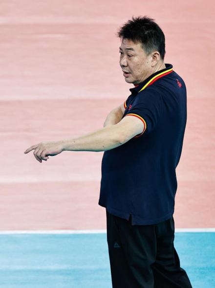 2021-2022赛季中国女子排球超级联蔡斌在场边指导江苏队