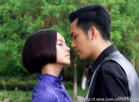 别无选择饰王无双（左）