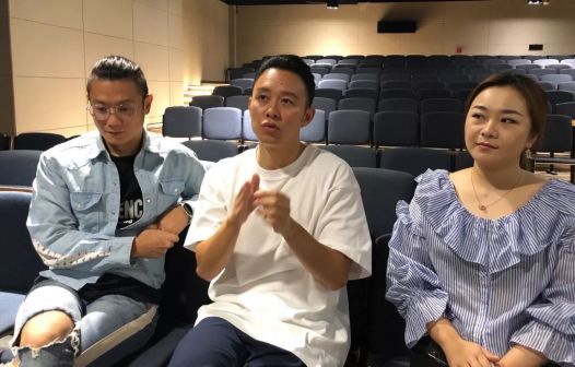 吕艳婷（右一）接受采访